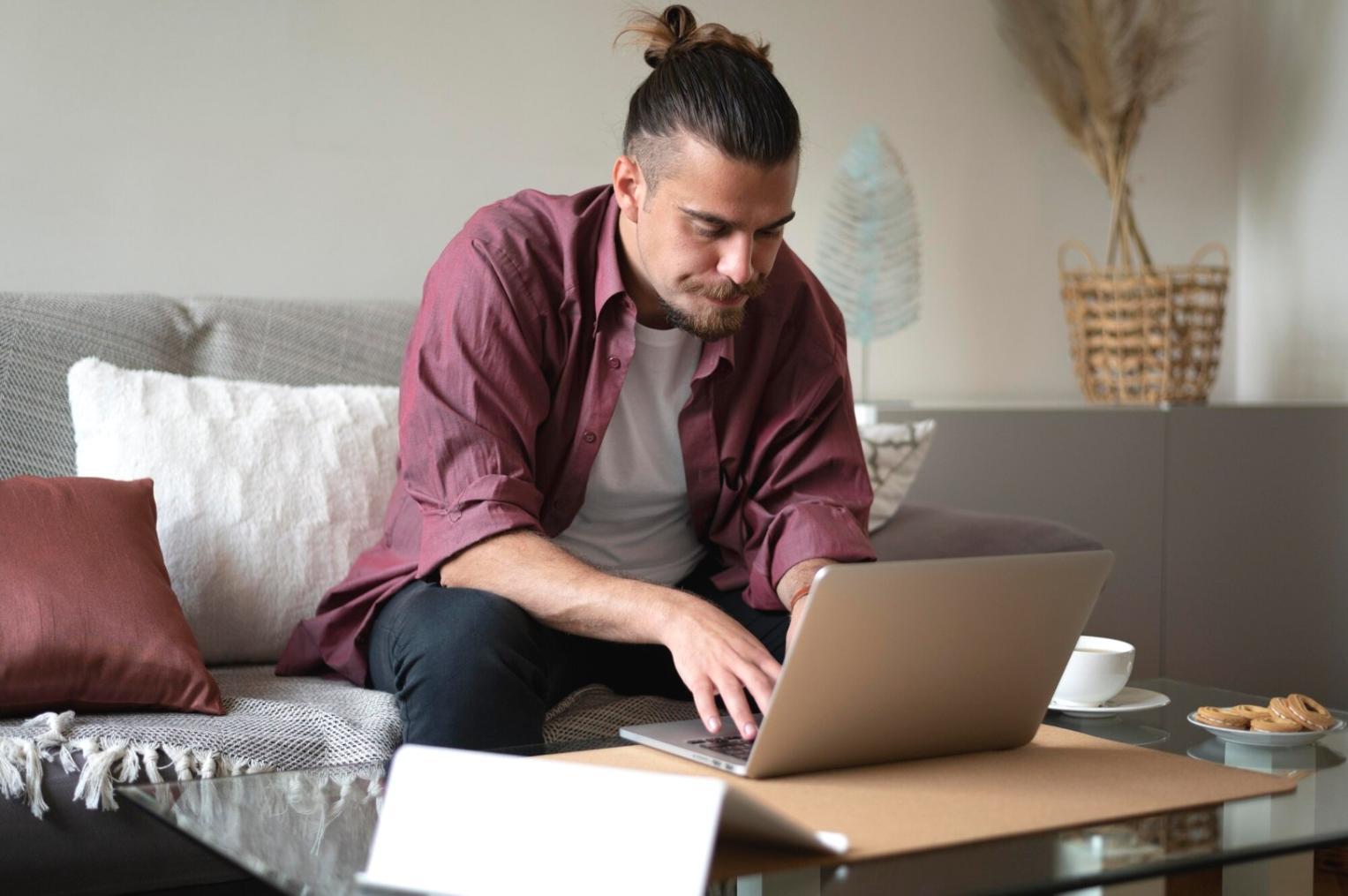 Personas aprendiendo sobre finanzas personales